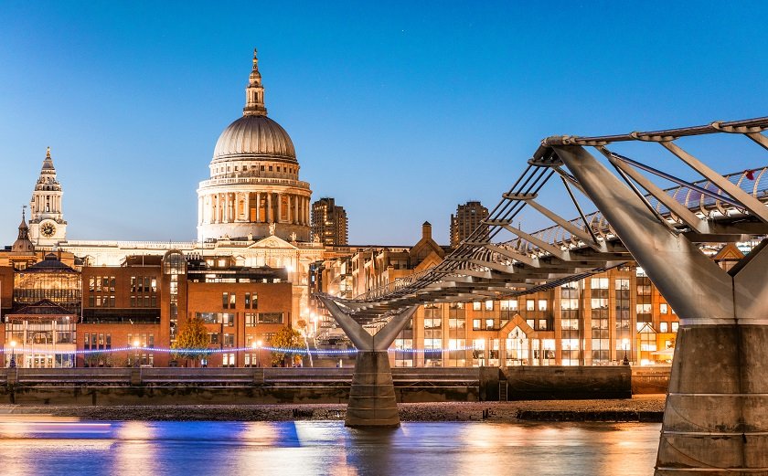 St Paul’s Cathedral at night